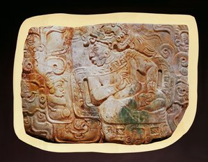 王の胸部とティカル（ヒスイ）からの廷臣